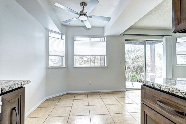 Building Photo - 2 bed 1 bath Condo in Victoria Crossing II