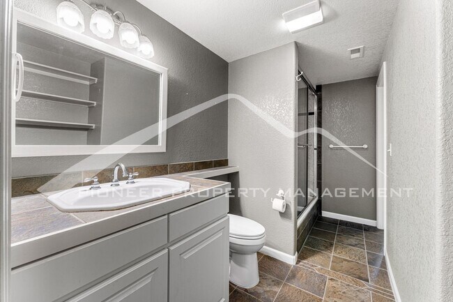 Building Photo - Beautiful Home with Fenced Back Yard and Cozy Fireplace