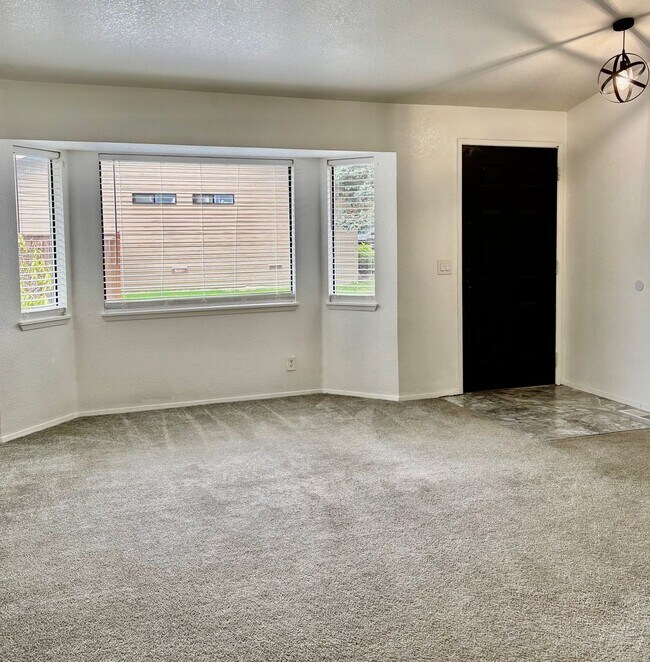 Building Photo - 3 Bed / 2 Bath Kirkland-Finn Hill rambler $3,395/month