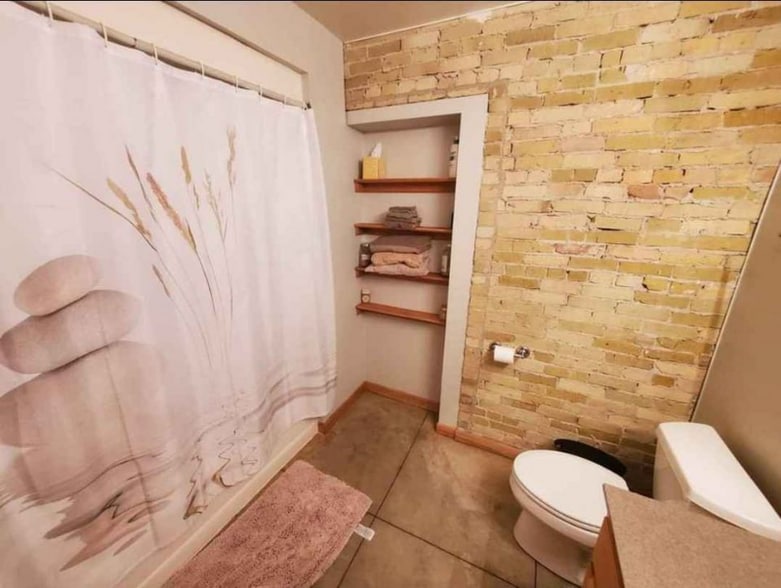 Building Photo - 773 N Water St