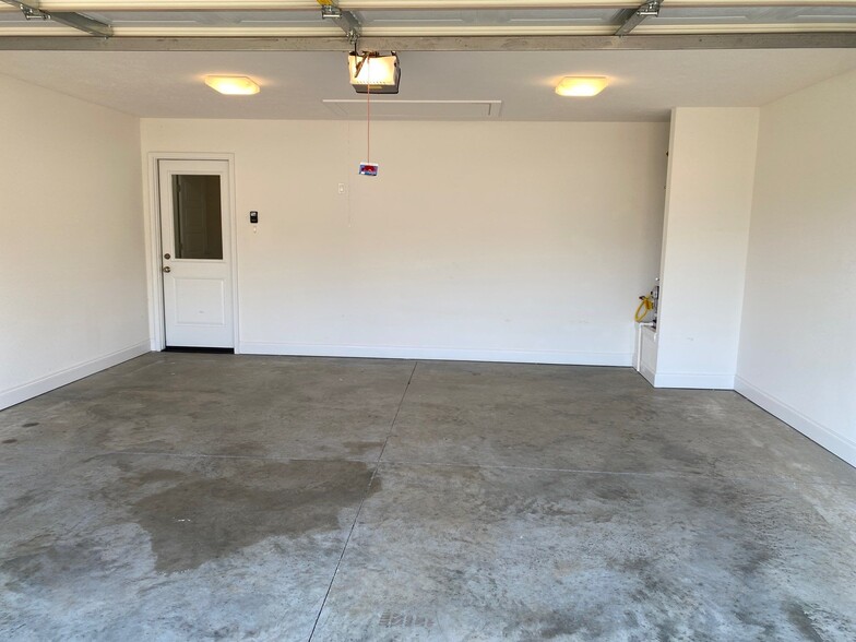 Building Photo - 160 Livingston Way