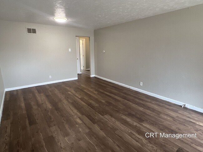 Building Photo - Freshly Updated 3-Bedroom, 1-Bathroom **FR...