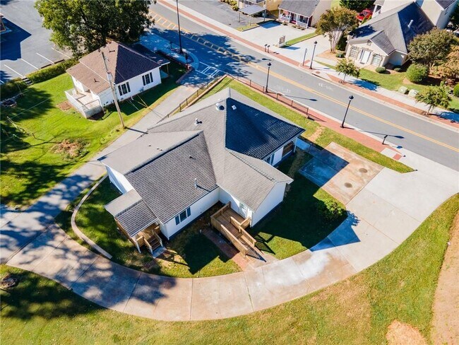 Building Photo - 4715 S Lee St