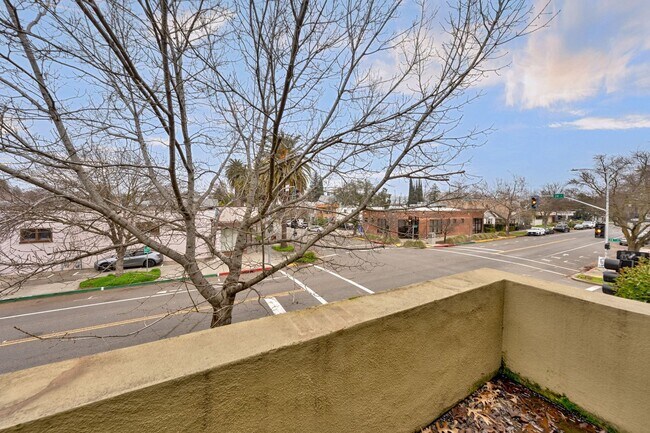 Building Photo - Charming Midtown 1-Bedroom Apartment with Private Balcony and Hardwood Floors!