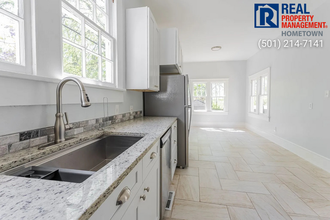 Building Photo - Monthly lease - Beautiful 3-Bed 2-Bath Hom...
