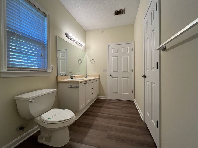 Building Photo - Spacious 2/2 Apartment Ready For Move In Now!