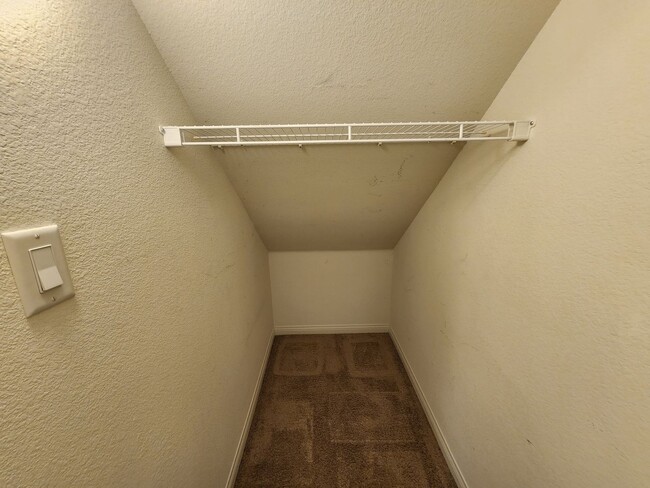 Building Photo - Lovely Two Story Home in Mountain Edge Community