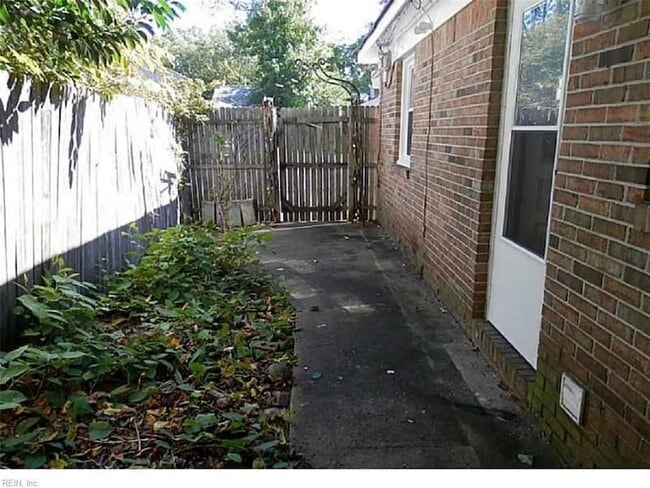 Building Photo - 8923 Brighton St