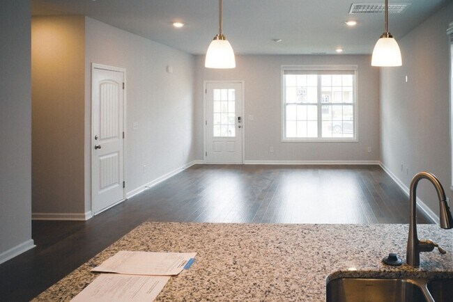 Building Photo - 4 Bed/ 3 Bath Townhome with Immediate Occupancy!