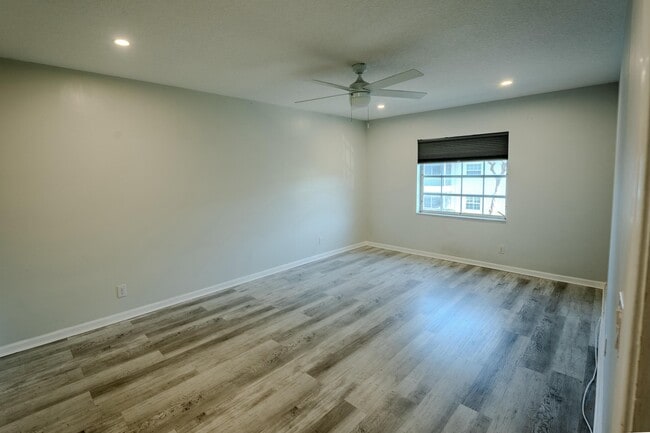 Building Photo - 6231 Bay Club Dr