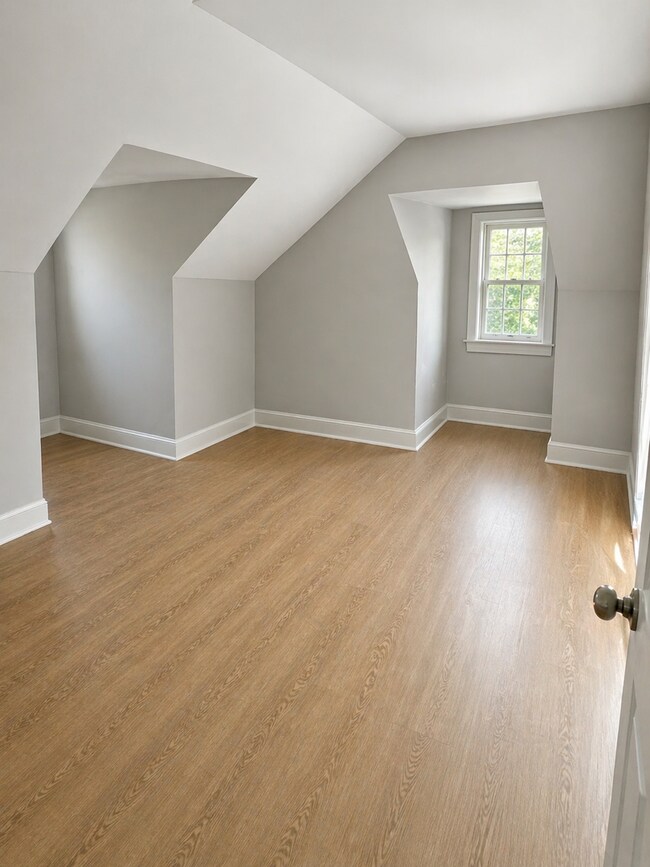 Building Photo - Pennington Rd, Ewing, NJ – 6BR / 2BA. Large single-family home near TCNJ with spacious driveway