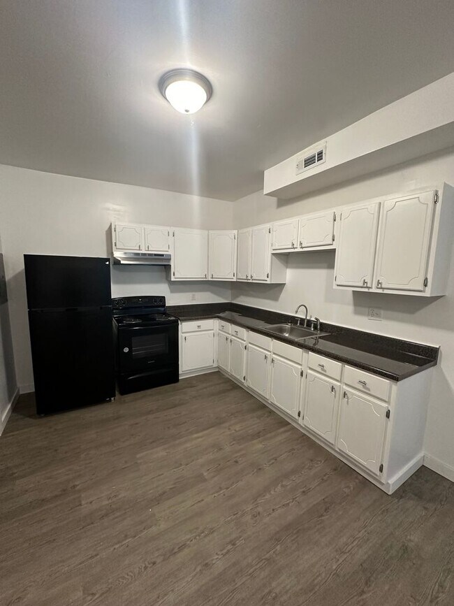 Building Photo - Spacious Townhome Available Soon