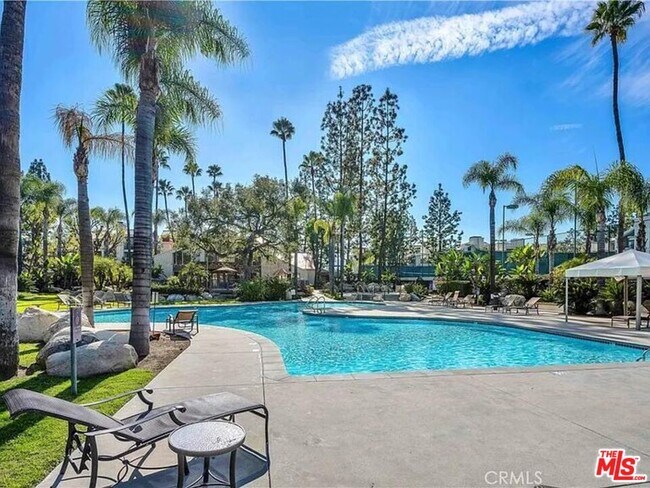 Building Photo - 5565 Canoga Ave