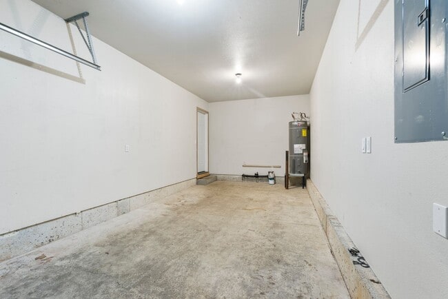 Building Photo - 4 bed, 2.5 bathroom House available