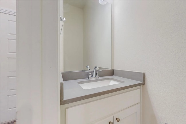 Building Photo - 4 Bath and 2.5 Bed Luxurious Townhome in Frisco!