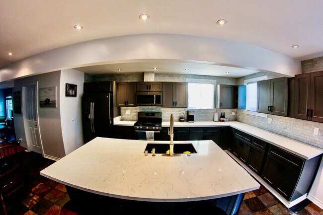 Building Photo - Charming 3 bedroom 3.5 bathroom in City He...