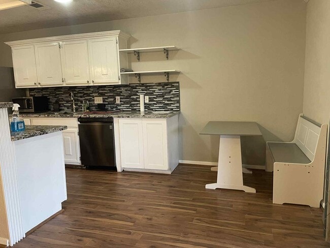 Building Photo - 447 El Toro Ln