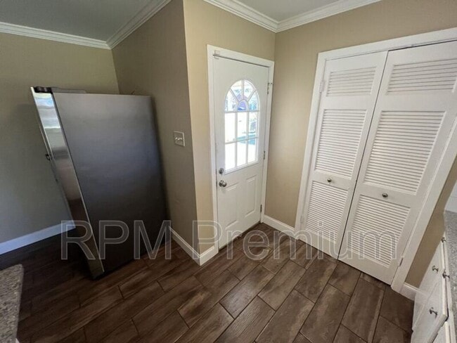 Building Photo - 207 Sinbad St