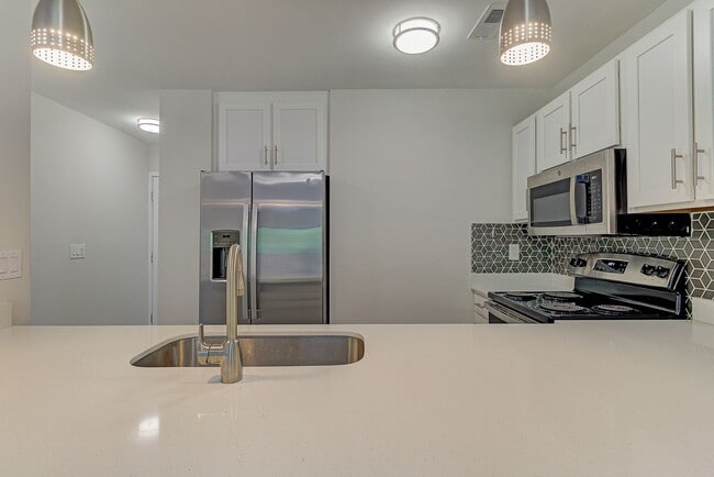 Building Photo - Condo in Tara Court Available for Rent!