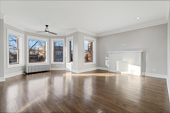 Building Photo - 6553 N Greenview Ave