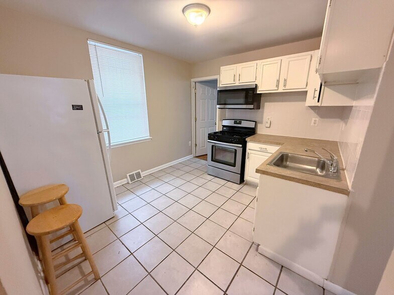 Kitchen - 2148 N Carlisle St