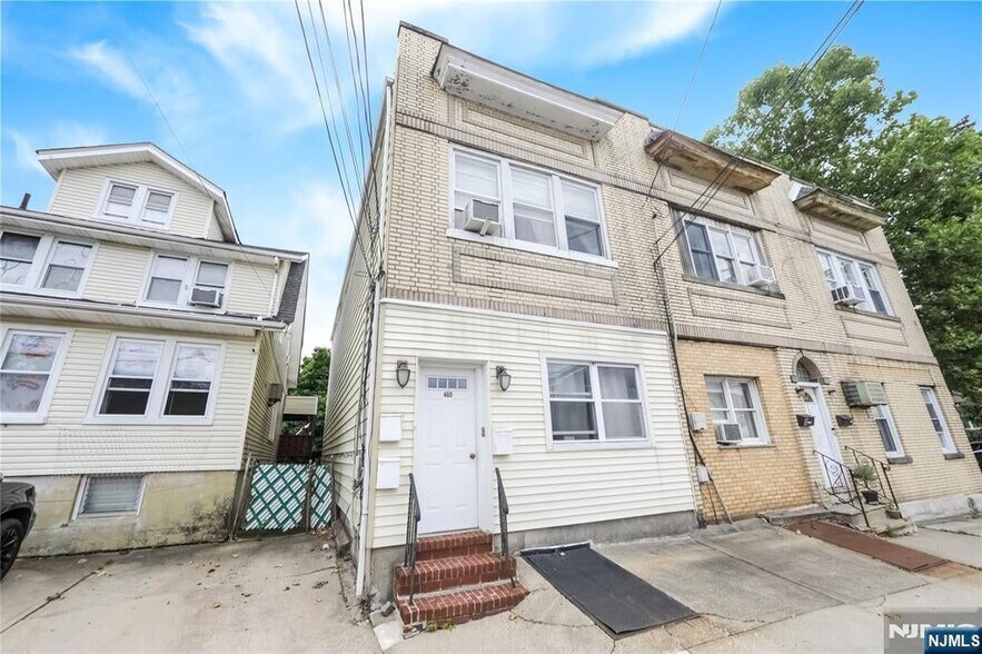 Primary Photo - 460 Edgewater Rd
