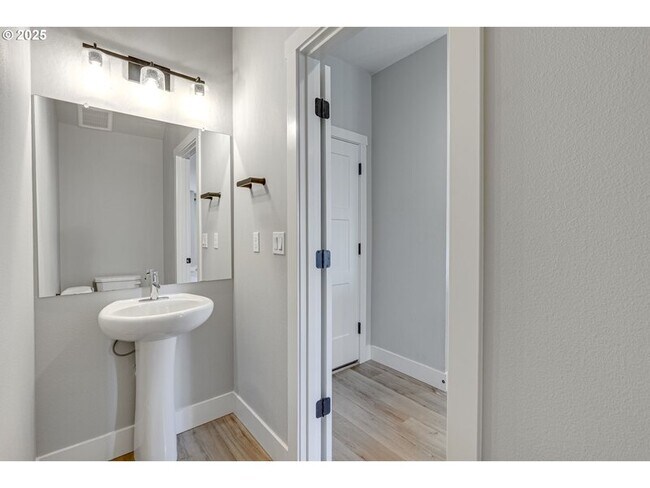 Building Photo - 10902 NE 119th Pl