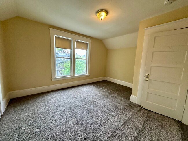 Building Photo - Charming 3 Bedroom Portland Home!