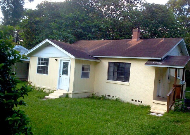 Building Photo - Historic District 2BR/1BA Home Built For Q...