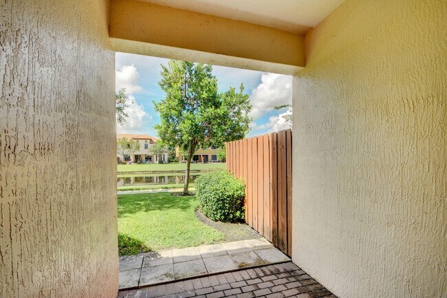 Building Photo - 10385 Wellington Parc Dr