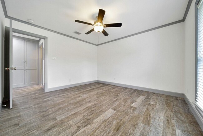 Building Photo - 10042 Briar Forest Dr