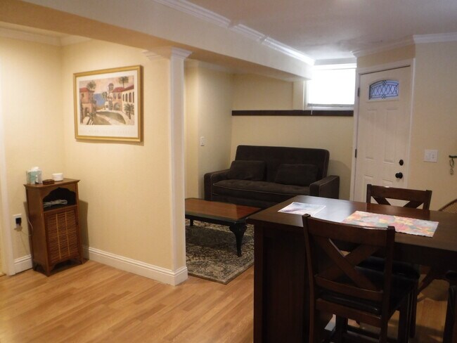 Building Photo - 1053 Park Ave