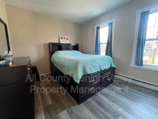 Building Photo - 217 Hobart St