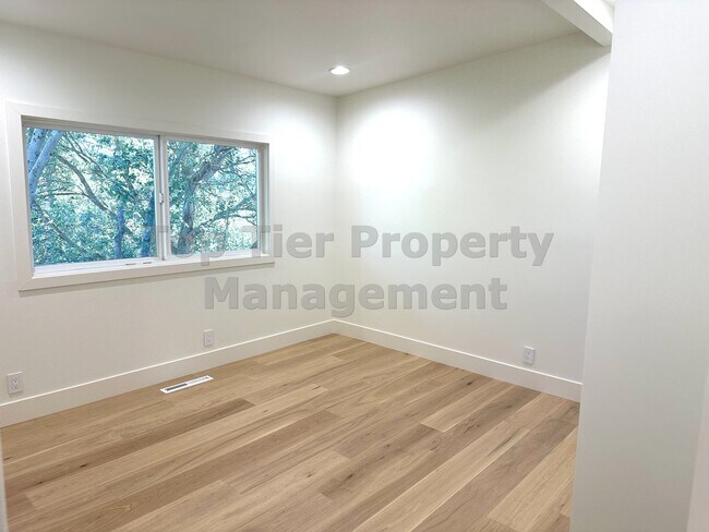 Building Photo - Beautifully Remodeled 4 Bedroom / 3 Bath /...