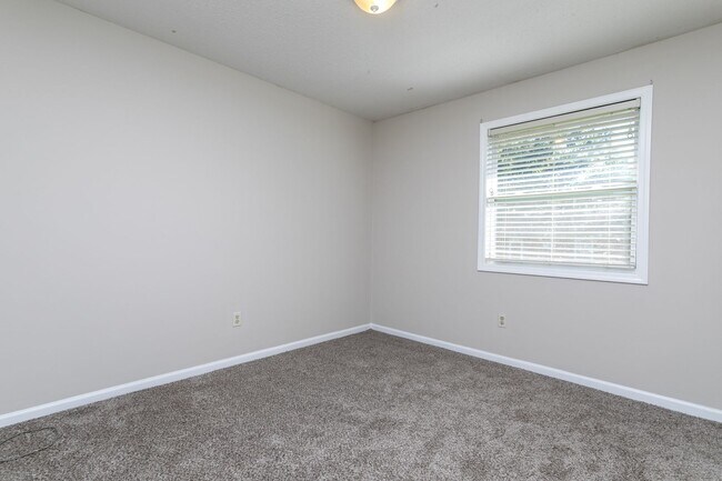 Building Photo - 2502-2502 E Morris Dr