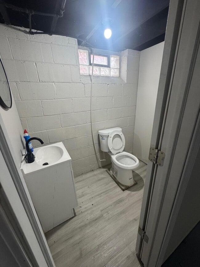 Building Photo - 14591 Mettetal St