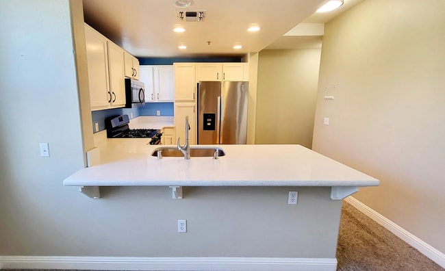 Building Photo - Beautifully Remolded Upscale 2 bed 2 bath ...