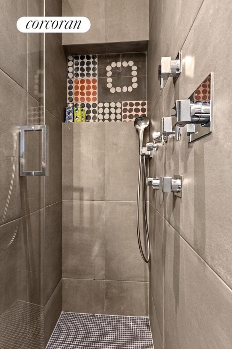 Building Photo - 8 W 13th St