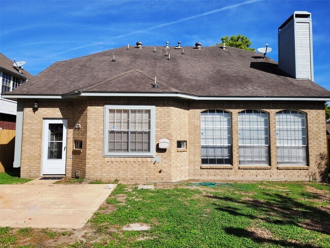 Building Photo - 17403 Canyon Knoll Dr