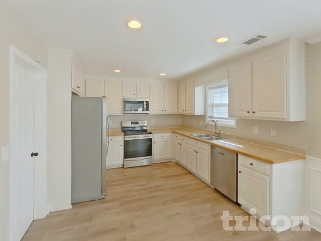 Building Photo - 1916 Roxey Ln