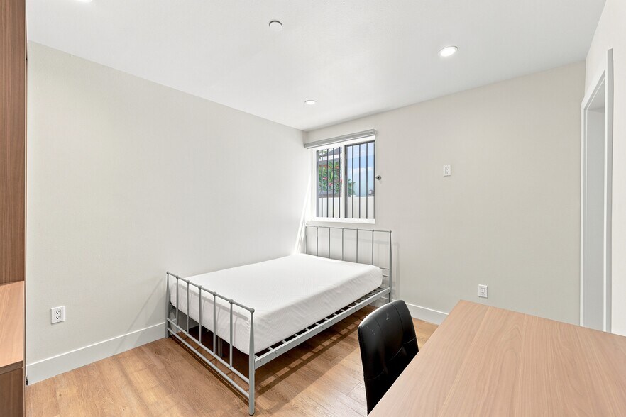 Building Photo - 1575 W 35th Pl
