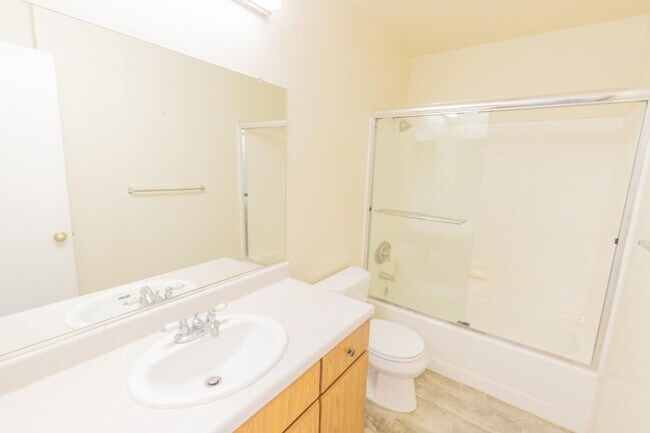 Building Photo - 1527 Four Oaks Cir