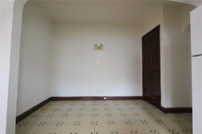 Building Photo - 5021 Oleatha Ave