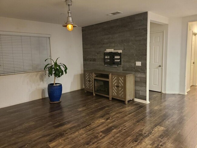 Building Photo - Beaumont 4 bedroom home ($0 monthly electric bill)