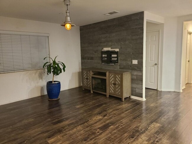 Building Photo - Immaculate Estrella 4 bedroom w Solar