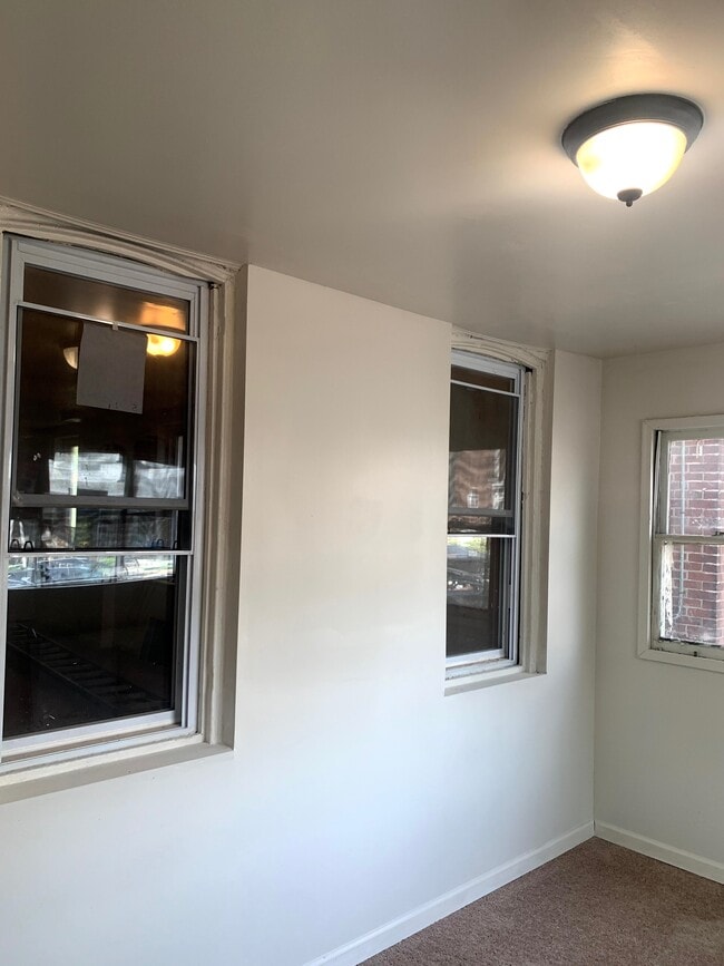 Building Photo - 118 E 21st St