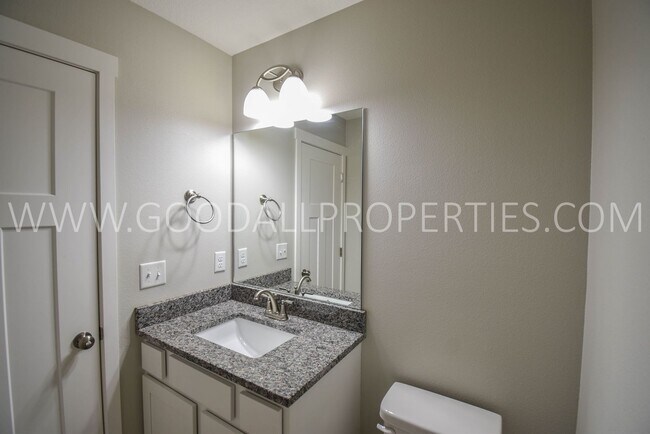 Building Photo - 2 Bedroom 2.5 Bath 2 car garage Townhome in Ankeny with Attached Garage