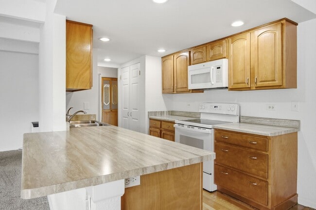 Building Photo - 675 S University Blvd