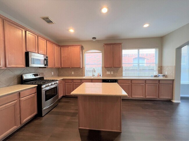 Large chef's kitchen - 2647 Katie Harbor Dr