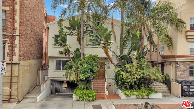 Building Photo - 607 N Rossmore Ave